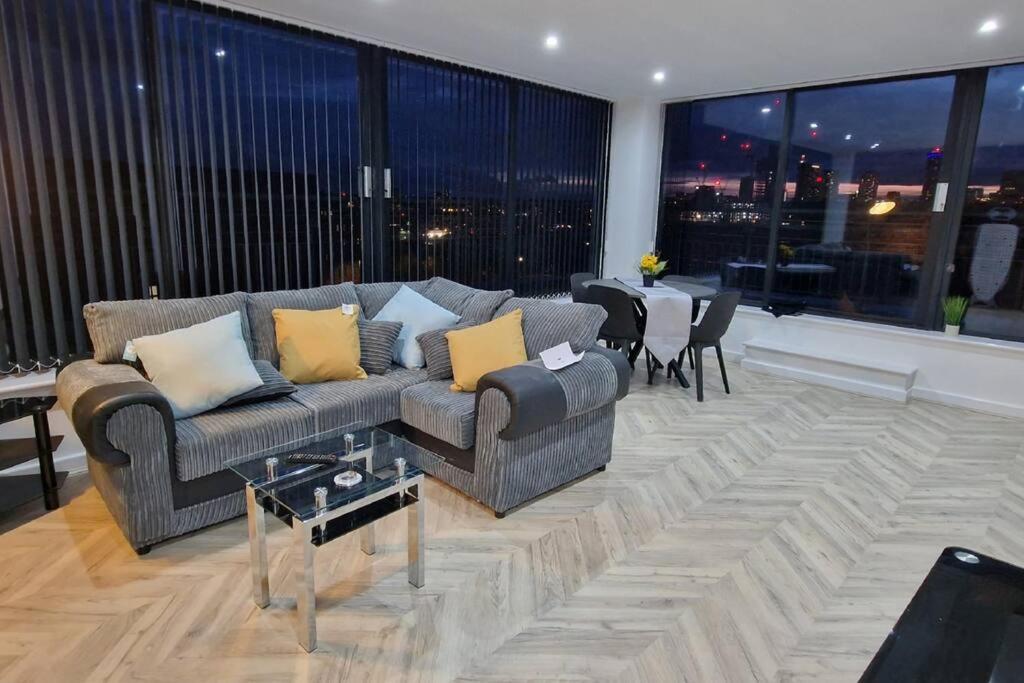 Penthouse - Amazing City Skyline Views - Free Parking - Balcony - Utilita Arena - New St Station - Bullring Shopping Birmingam Exterior foto